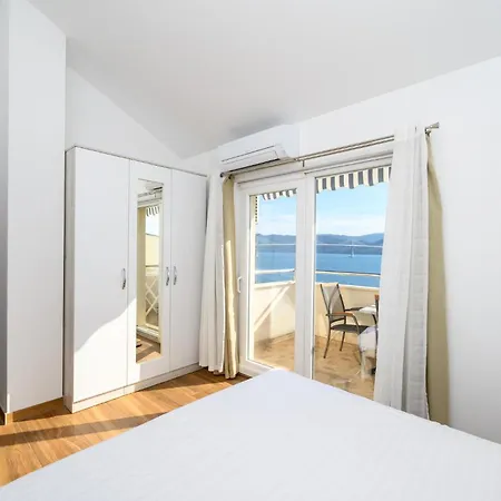 Apartamento Gorgeous In With Wifi Komarna